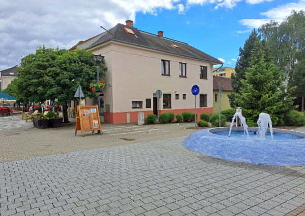 Dom na námestí. Bývanie a podnikanie v jednom.