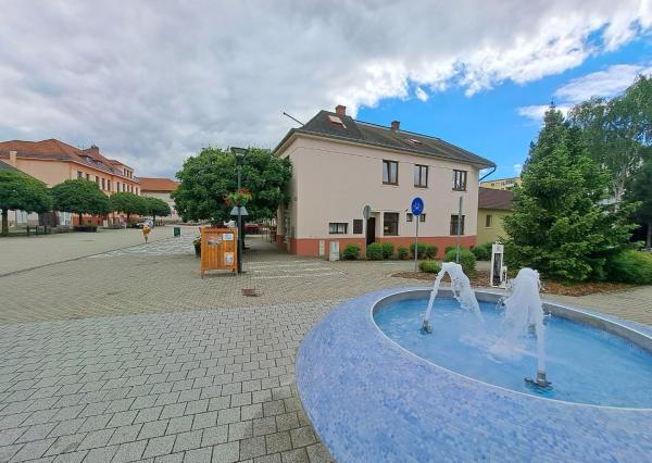 Dom na námestí. Bývanie a podnikanie v jednom.