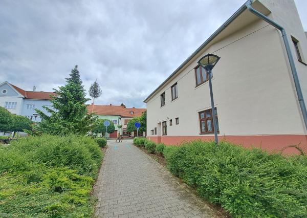 Dom na námestí. Bývanie a podnikanie v jednom.