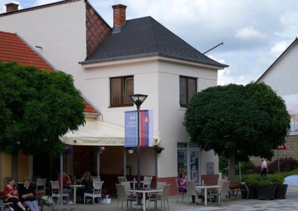 Dom na námestí. Bývanie a podnikanie v jednom.