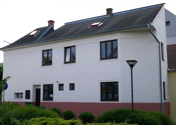 Dom na námestí. Bývanie a podnikanie v jednom.