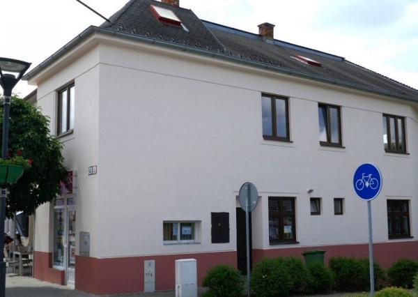 Dom na námestí. Bývanie a podnikanie v jednom.