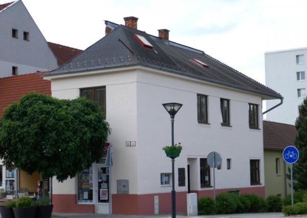 Dom na námestí. Bývanie a podnikanie v jednom.