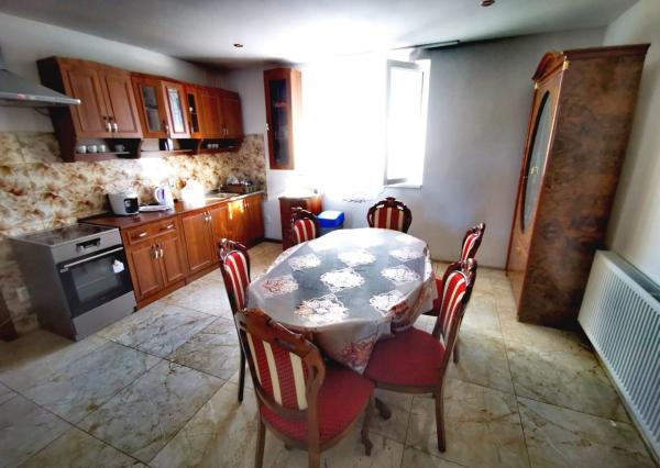 Znížená cena. Zrekonštruovaný rodinný dom vo Veľkých Kostoľanoch