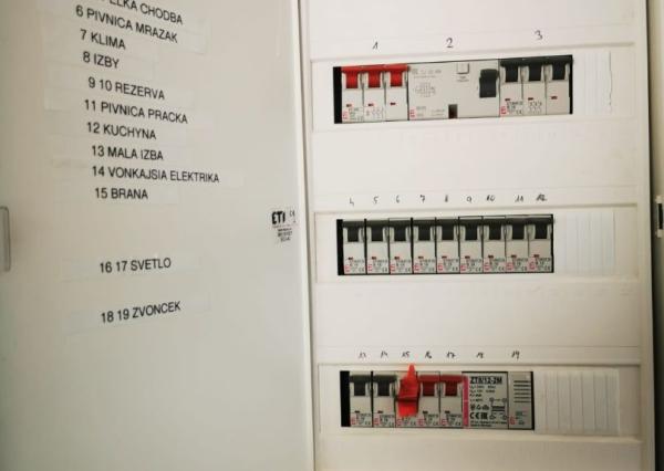 Znížená cena. Zrekonštruovaný rodinný dom vo Veľkých Kostoľanoch