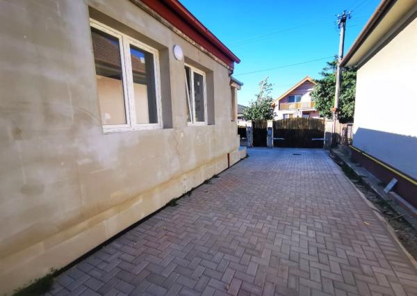 Znížená cena. Zrekonštruovaný rodinný dom vo Veľkých Kostoľanoch