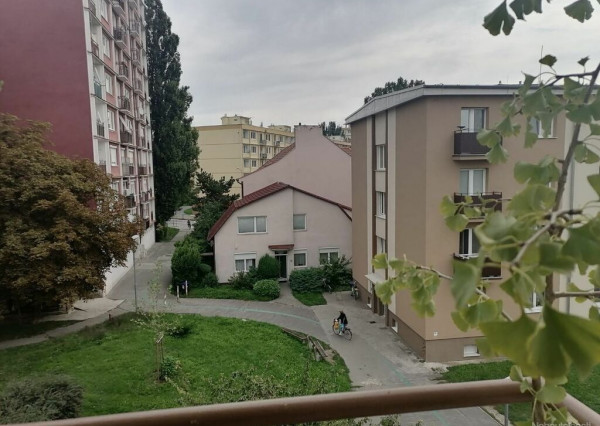 Na predaj priestranný slnečný 3-izbový byt na Krajinskej ulici