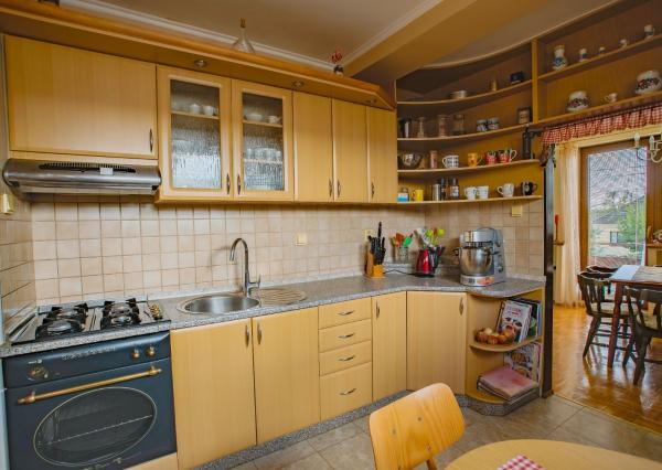 Peknučký zrekonštruovaný dom s veľkou úžitkovou záhradou