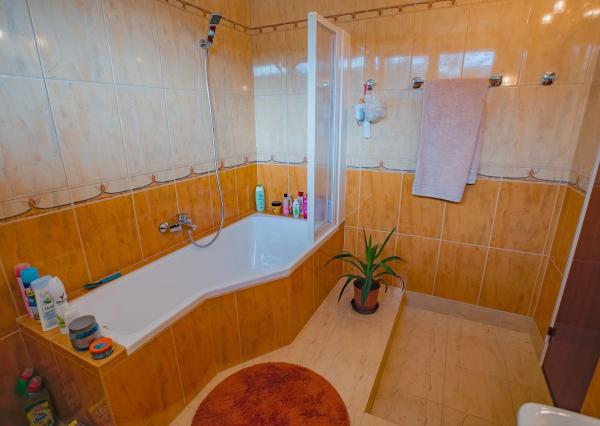 Peknučký zrekonštruovaný dom s veľkou úžitkovou záhradou