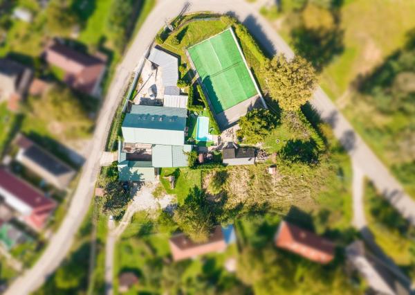 VÝRAZNÁ ZĽAVA! Očarujúci penzión s reštauráciou, bazénom, welness a ihriskom