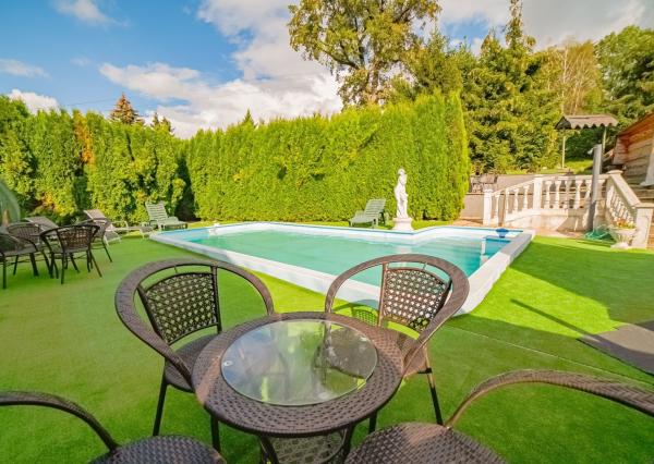 VÝRAZNÁ ZĽAVA! Očarujúci penzión s reštauráciou, bazénom, welness a ihriskom