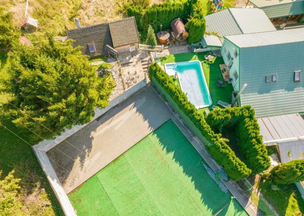 VÝRAZNÁ ZĽAVA! Očarujúci penzión s reštauráciou, bazénom, welness a ihriskom