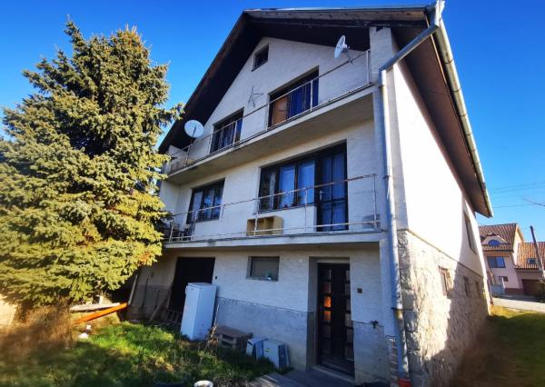 Priestranný 3-podlažný rodinný dom, pozemok 3544 m2