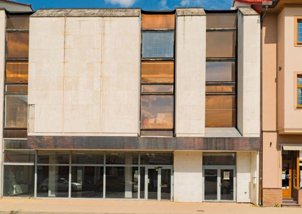 Polyfunkčná budova v centre Piešťan s velkým pozemkom
