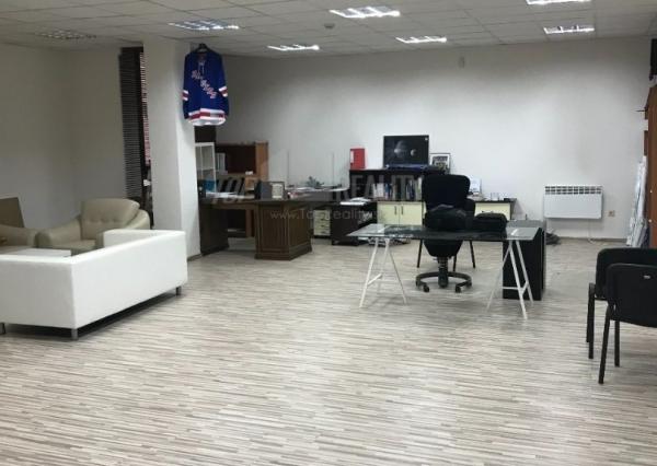 Polyfunkčná budova v centre Piešťan s velkým pozemkom