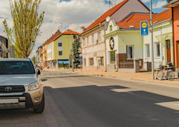 Polyfunkčná budova v centre Piešťan s velkým pozemkom
