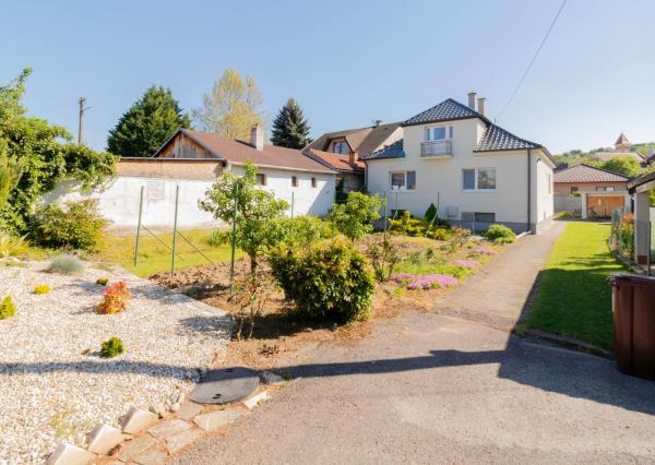 KRÁSNY rodinný dom v atraktívnej obci BANKA