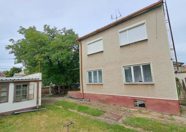 PREDANÉ. Rodinný dom s 5 izbami a veľkým pozemkom na PREDAJ!