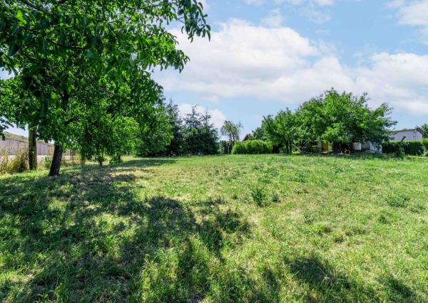 ZNÍŽENÁ CENA - EXKLUZÍVNE: Záhrada s murovanou chatkou – Špačince, Dolný mlyn – len 5 minút od Trnavy!