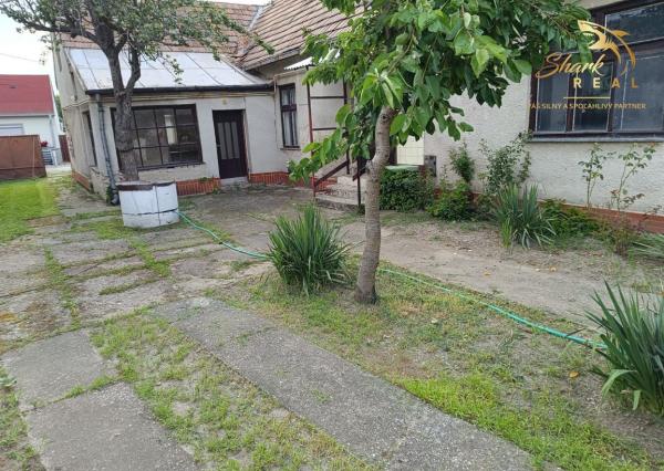 Starší dom s veľkým pozemkom na predaj