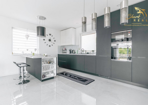 Exkluzívna Novostavba s Pozemkom v Obci Veselé