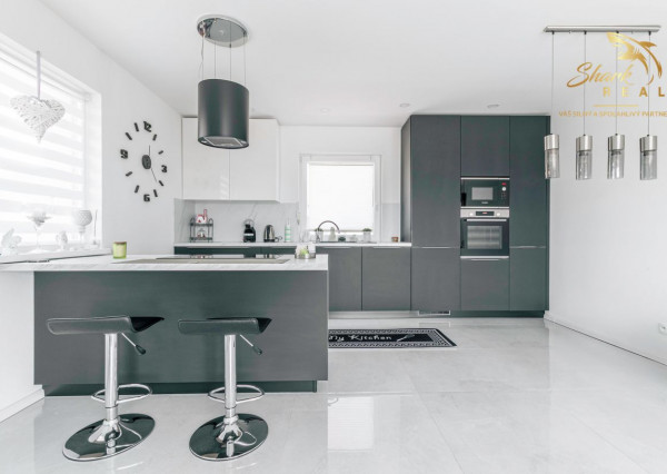 Exkluzívna Novostavba s Pozemkom v Obci Veselé