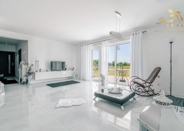 Exkluzívna Novostavba s Pozemkom v Obci Veselé