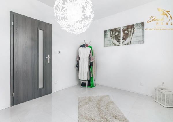 Exkluzívna Novostavba s Pozemkom v Obci Veselé