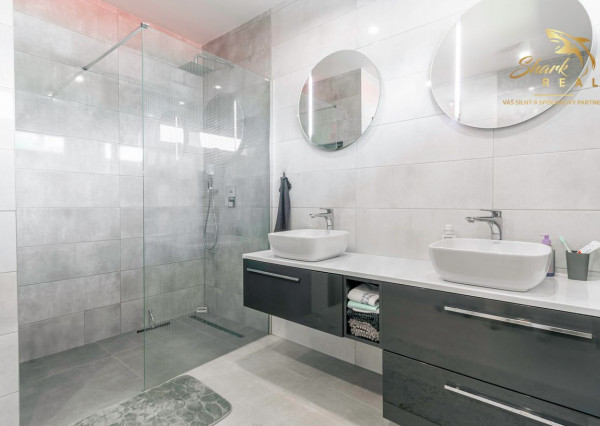 Exkluzívna Novostavba s Pozemkom v Obci Veselé