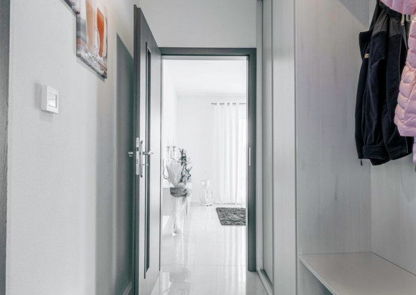 Exkluzívna Novostavba s Pozemkom v Obci Veselé