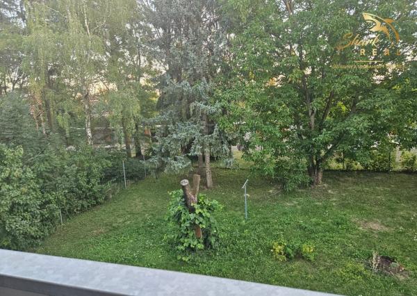 Znížená cena! Priestranný 3 izbový byt so záhradou