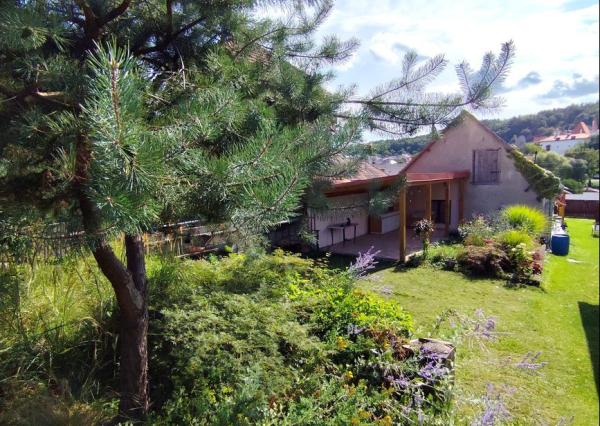 Exkluzívne- Útulný dom s nádhernou záhradou v krásnej prírode