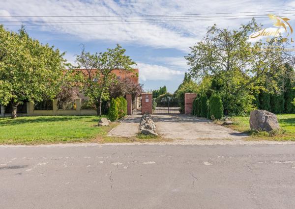 Jedinečná rodinná usadlosť s bazénom, posilňovňou, wellness a hosťovským domom