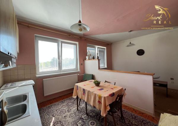 Priestranný, svetlý 4 izbový RD v pokojnej časti obce Čata