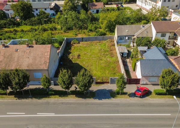 Atraktívny stavebný pozemok pri hlavnej ceste v Piešťanoch