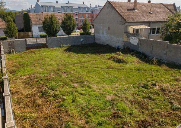 Atraktívny stavebný pozemok pri hlavnej ceste v Piešťanoch