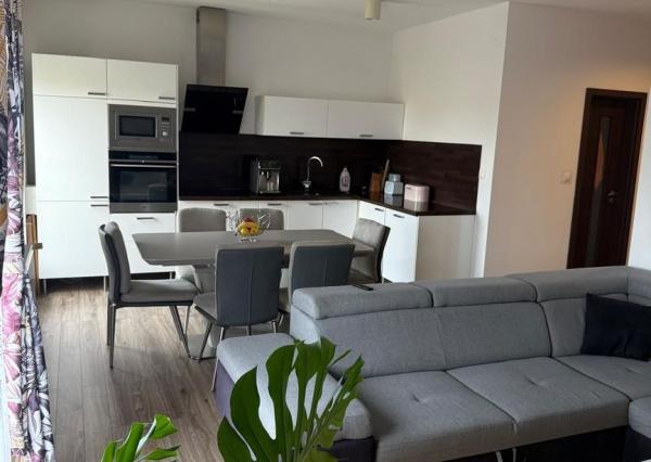 Priestranný 3-izbový byt s dvoma loggiami - Senec 