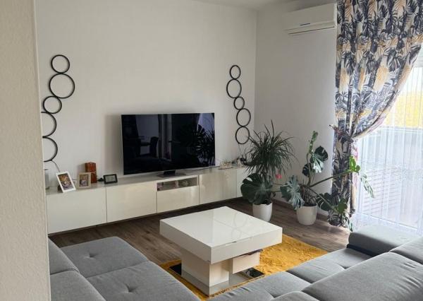 Priestranný 3-izbový byt s dvoma loggiami - Senec 