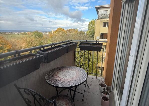 Priestranný 3-izbový byt s dvoma loggiami - Senec 