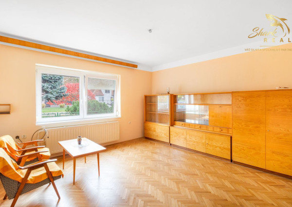 Priestranný 5-izbový dom s veľkým pozemkom v obci Iža