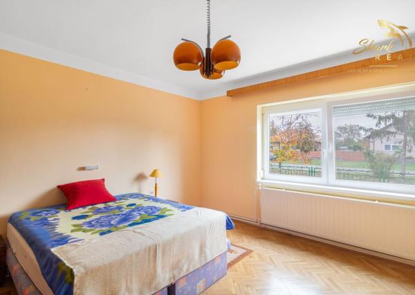 Priestranný 5-izbový dom s veľkým pozemkom v obci Iža