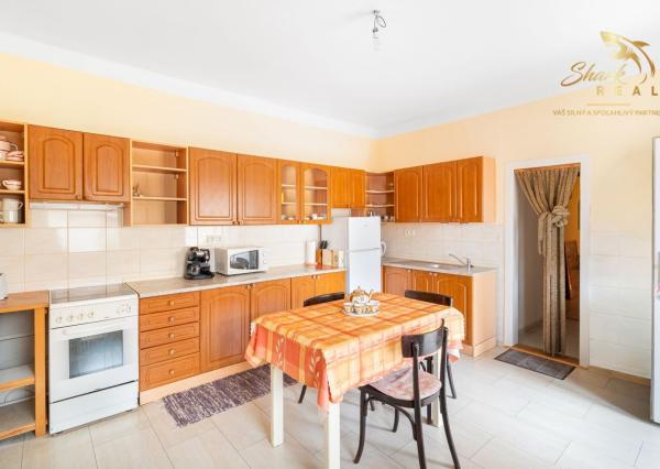 Priestranný 5-izbový dom s veľkým pozemkom v obci Iža