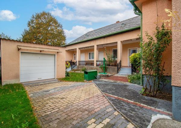 Priestranný 5-izbový dom s veľkým pozemkom v obci Iža