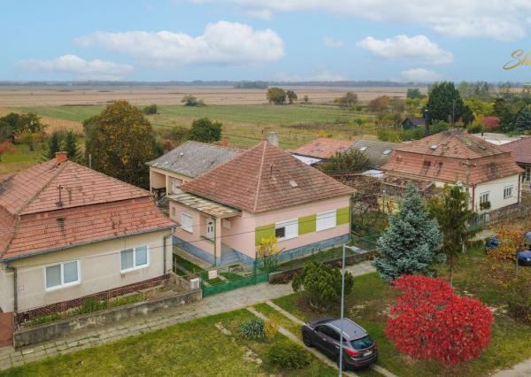 Priestranný 5-izbový dom s veľkým pozemkom v obci Iža