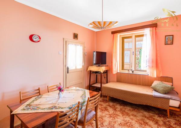 Na predaj 6-izbový rodinný dom s veľkým pozemkom v Komjaticiach