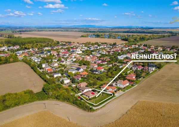 Na predaj 6-izbový rodinný dom s veľkým pozemkom v Komjaticiach