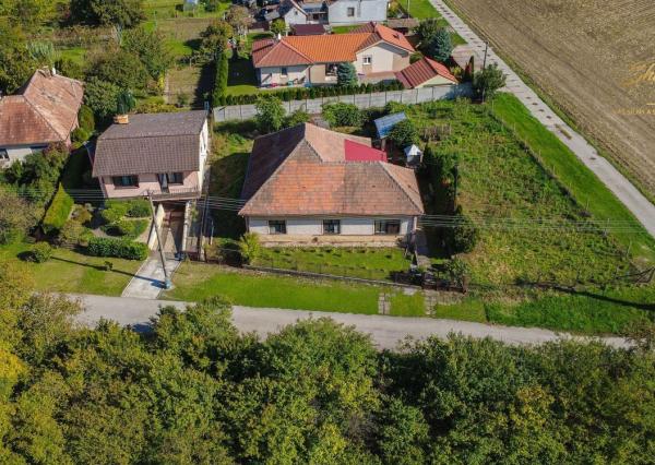 Na predaj 6-izbový rodinný dom s veľkým pozemkom v Komjaticiach