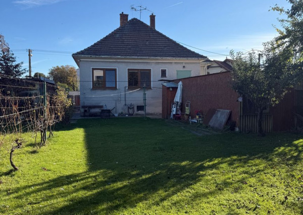 Na predaj starší 3-izbový rodinný dom Pezinok - Grinava