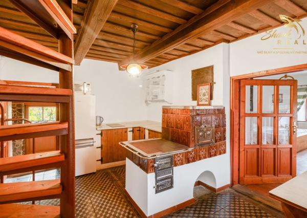 Útulná chata usadená v krásnom prostredí Štiavnických vrchov