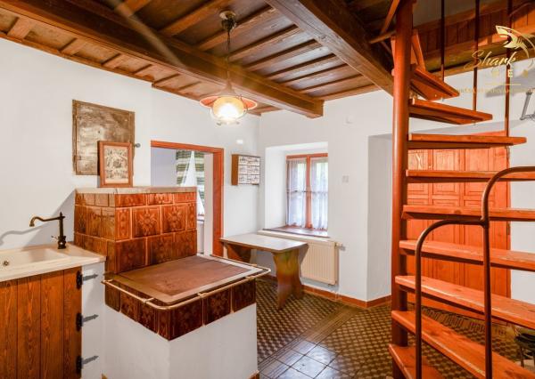 Útulná chata usadená v krásnom prostredí Štiavnických vrchov